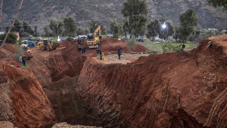 La défense civile et les autorités locales creusent dans une colline alors qu'elles tentent de secourir un garçon de 5 ans qui est tombé dans un trou près de la ville de Bab Berred près de Chefchaouen, au Maroc, le jeudi 3 février 2022. (AP Photo)