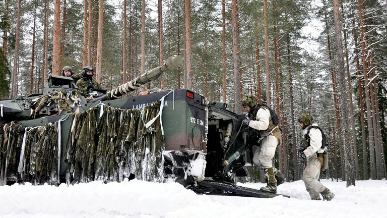 Militares da OTAN operam um tanque Estônia CV90 em meio à crise da Ucrânia em Tapa, Estônia, em 8 de fevereiro de 2022. Foto: AP