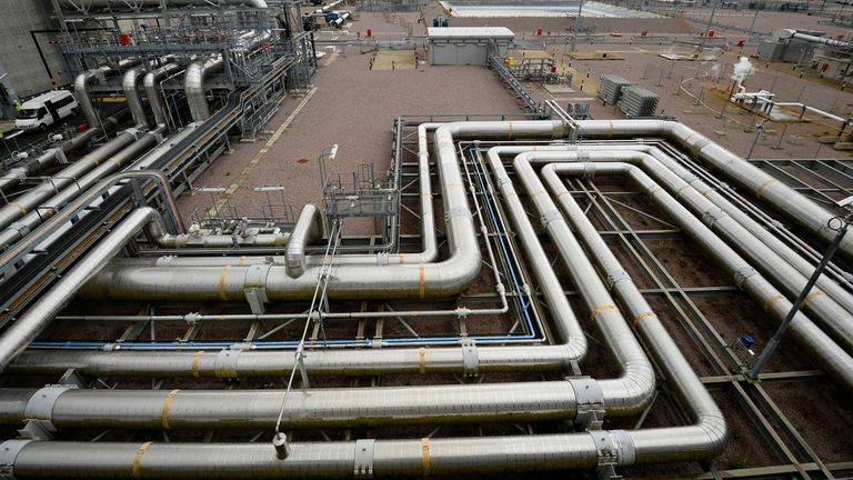     National Grid's liquefied natural gas (LNG) plant is seen at the Isle of Grain in southern England August 16, 2013. The Mayor of London's preferred plan for a new airport on the Isle of Grain would be ordered the relocation of one of Britain's key gas importing facilities at a time when the UK is increasingly dependent on overseas supplies.  Photo taken on August 16, 2013. REUTERS / Paul Hackett (BRITAIN - Tags: POLITICAL BUSINESS TRANSPORTATION ENERGY ENVIRONMENT) / File Photo