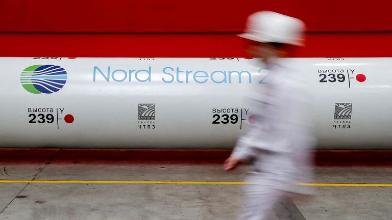 PHOTO DE DOSSIER: Le logo du projet de gazoduc Nord Stream 2 est visible sur un tuyau de l'usine de laminage de tuyaux de Chelyabinsk à Chelyabinsk, en Russie, le 26 février 2020. REUTERS / Maxim Shemetov / File Photo
