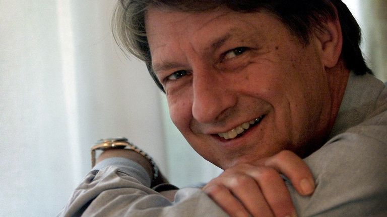  P.J. O&#39;Rourke, the American satirist who made his name with acerbic dispatches from war zones around the world, poses in his room at London&#39;s Duke&#39;s Hotel, September 27, 2001