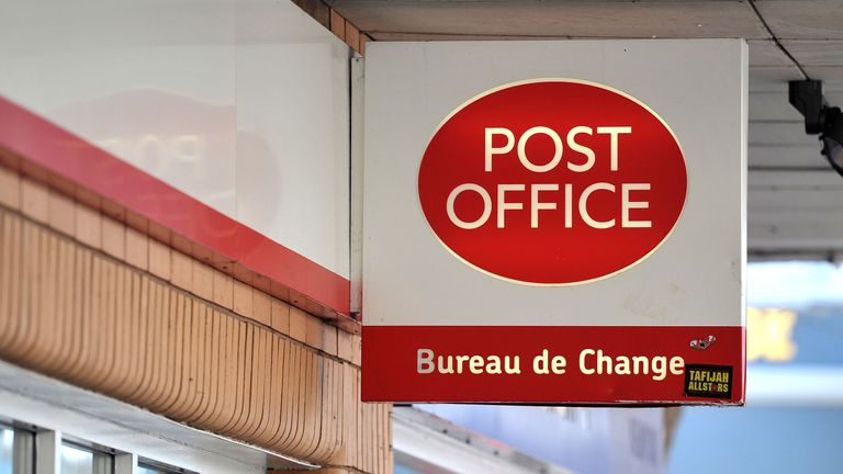 Foto de archivo de fecha 05/07/13 de un cartel de la oficina de correos, ya que más de 200 oficinas de correos han cerrado en los últimos dos años, el equivalente a dos por semana, según una nueva investigación.