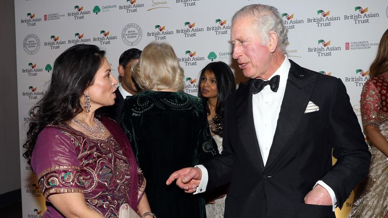 El Príncipe de Gales habla con la ministra del Interior, Priti Patel, mientras asisten a una recepción para celebrar el British Asian Trust en el Museo Británico de Londres.  Imagen fecha: Miércoles 9 de febrero de 2022.
