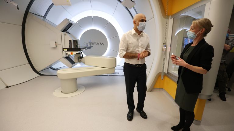 El secretario de Salud, Sajid Javid, con la radiógrafa terapéutica Laura Allington mientras observa el escáner de haz de protones durante una visita al University College Hospital de Londres.