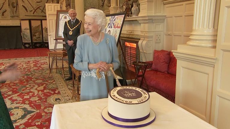 La Reina hizo una broma acerca de que su pastel de bodas de platino estaba boca abajo en un evento celebrado en Sandringham House.