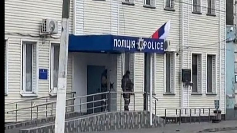 Sky News verificó y encontró imágenes que mostraban vehículos blindados rusos y una bandera rusa izada en Melitopol, Ucrania.