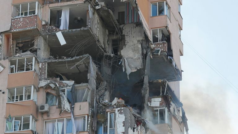 Um prédio de apartamentos é danificado após um ataque com mísseis em Kiev, Ucrânia, sábado, 26 de fevereiro de 2022. As forças russas invadiram a capital ucraniana no sábado, e os combates de rua eclodiram quando as autoridades da cidade pediram aos moradores que se protegessem.  (Foto AP/Efrem Lukatsky)