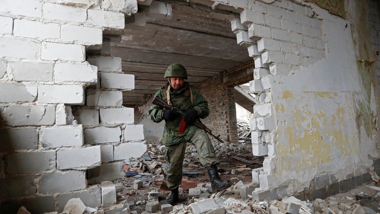 Prorosyjscy rebelianci patrolują zniszczoną szkołę w pobliżu linii podziału w Ługańsku