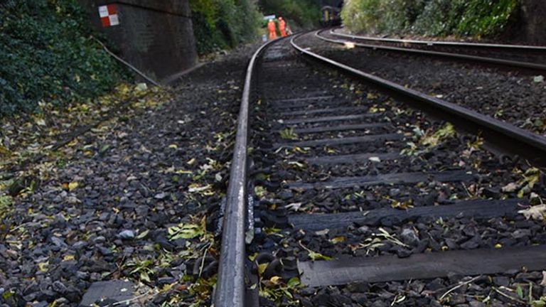Salisbury Train accident
Figure 9: The down main line near SY31 signal, showing  railhead contamination (image courtesy of British  Transport Police)
https://assets.publishing.service.gov.uk/media/620f7a54d3bf7f4f058799df/IR012022_220221_Salisbury_Tunnel_Junction.pdf
