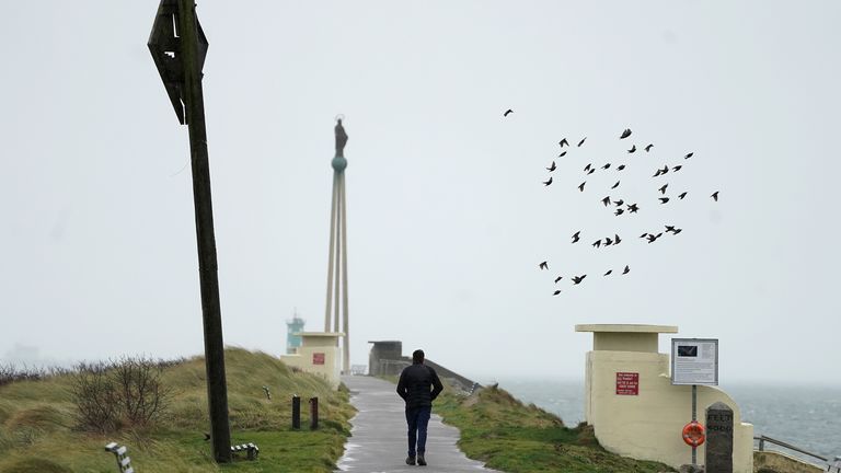 Un homme marche dans des vents violents sur Bull Wall à Dublin alors que Storm Dudley traverse l'Irlande.  La tempête sera suivie de près par la tempête Eunice, qui apportera des vents forts et la possibilité de neige tard jeudi et vendredi.  Date de la photo : mercredi 16 février 2022.