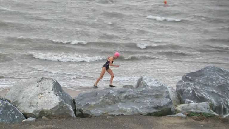 Des nageurs irlandais bravent la tempête Eunice