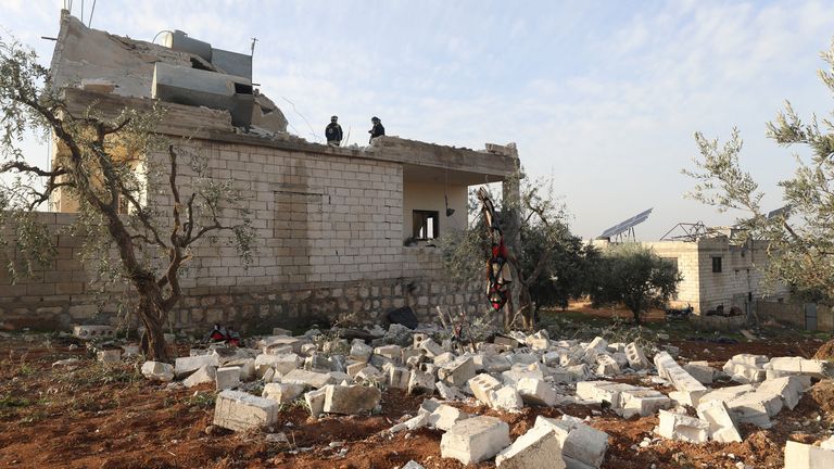 Des personnes contrôlent une maison détruite après une opération de l'armée américaine dans le village syrien d'Atmeh, dans la province d'Idlib, en Syrie, le jeudi 3 février 2022. Les forces d'opérations spéciales américaines ont mené un raid antiterroriste à grande échelle dans le nord-ouest de la Syrie dans la nuit de jeudi , dans ce que le Pentagone a dit était une 