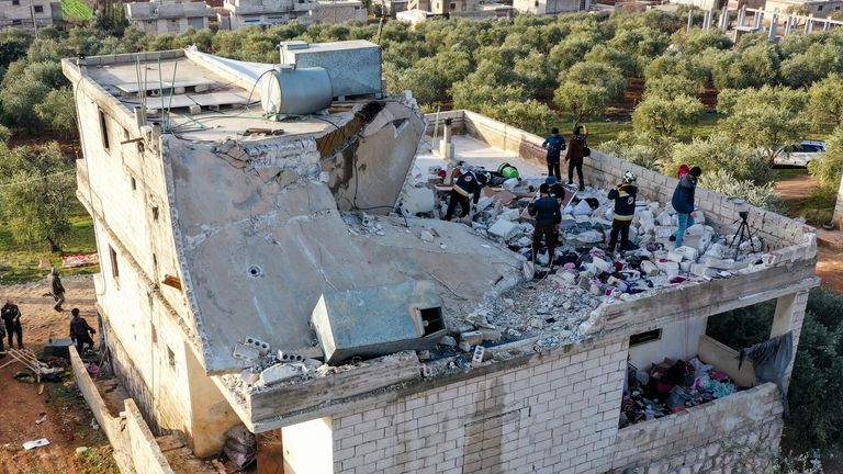 Des personnes inspectent une maison détruite à la suite d'une opération de l'armée américaine dans le village syrien d'Atmeh, dans la province d'Idlib, en Syrie, le jeudi 3 février 2022. Les forces d'opérations spéciales américaines ont mené un raid antiterroriste à grande échelle dans le nord-ouest de la Syrie dans la nuit de jeudi dans ce que le Pentagone a déclaré être une ... mission réussie .... Les résidents et les militants ont signalé plusieurs morts, dont des civils, à la suite de l'attaque.  (AP Photo/Ghaith Alsayed) PIC: AP