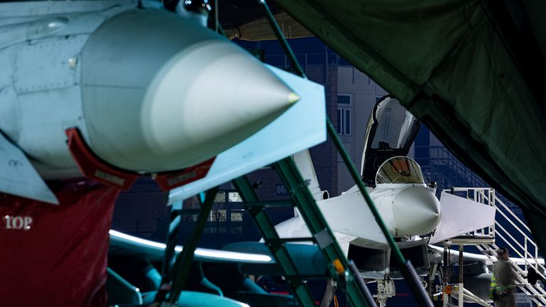 Quatre Typhoon FGR4 de la Royal Air Force sont arrivés à RAF Akrotiri après avoir transité par le Royaume-Uni.  La contribution substantielle du Royaume-Uni au renforcement de l'OTAN en Europe de l'Est renforce les défenses terrestres, maritimes et aériennes de l'Alliance, dans un contexte de tensions persistantes avec la Russie.  Date d'émission : mercredi 16 février 2022.