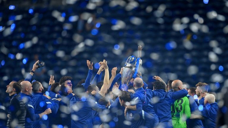 Soccer Football - Champions League Final - Manchester City v Chelsea - Estadio do Dragao, Porto, Portugal - May 29, 2021 Chelsea players celebrates with the trophy as Chelsea manager Thomas Tuchel (L) looks on after winning the Champions League Pool via REUTERS/David Ramos TPX IMAGES OF THE DAY
