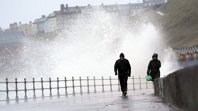 De grosses vagues frappent la digue à Whitby Yorkshire, avant que la tempête Dudley ne frappe le nord de l'Angleterre et le sud de l'Écosse de mercredi soir à jeudi matin, suivie de près par la tempête Eunice, qui apportera des vents forts et la possibilité de neige vendredi.  Date de la photo : mercredi 16 février 2022.