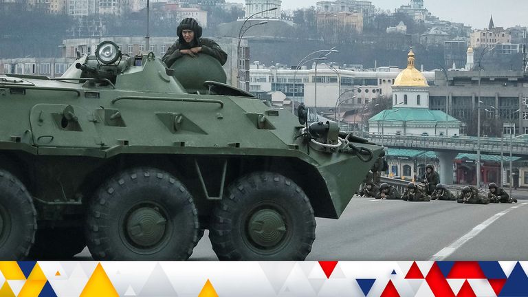 Servicemen of the Ukrainian National Guard take positions in central Kyiv, Ukraine February 25, 2022. REUTERS/Gleb Garanich
