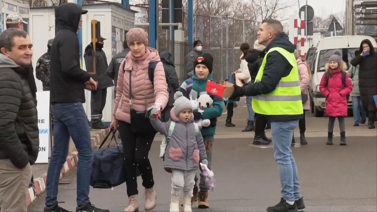 Las familias se dirigen a la frontera entre Ucrania y Rumania