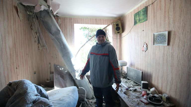 Ein Bewohner steht in einer ausgebombten Wohnung in Charkiw, Ukraine, 24. Februar 2022. REUTERS/Vyacheslav Madiyevskyy 