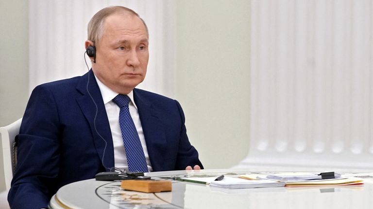 El presidente ruso Vladimir Putin asiste a una reunión con el presidente francés Emmanuel Macron en Moscú, Rusia, el 7 de febrero de 2022. Sputnik/Kremlin vía REUTERS ATENCIÓN EDITORES: ESTA IMAGEN FUE PROPORCIONADA POR UN TERCERO.