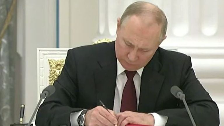 Vladimir Putin signs decree