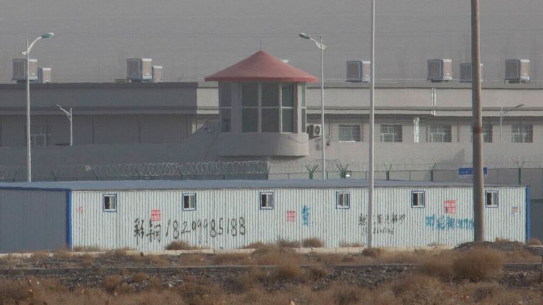 Uygur Müslümanlarının alıkonulduğu Sincan bölgesindeki bir dizi toplama kampından biri