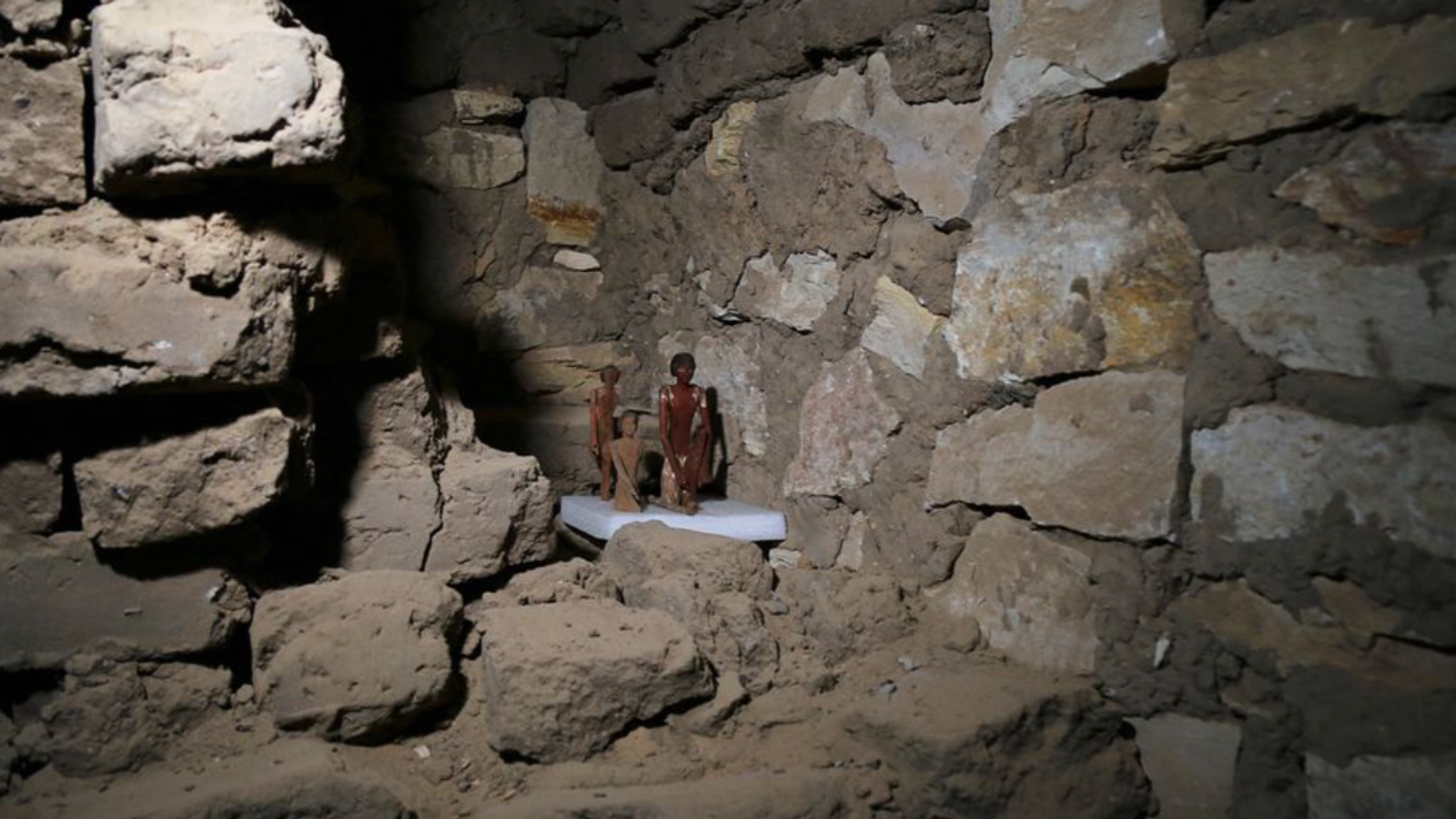 エジプト：考古学者はカイロ近くの墓地で絵画で飾られた5つの古代の墓を発掘します| 世界のニュース