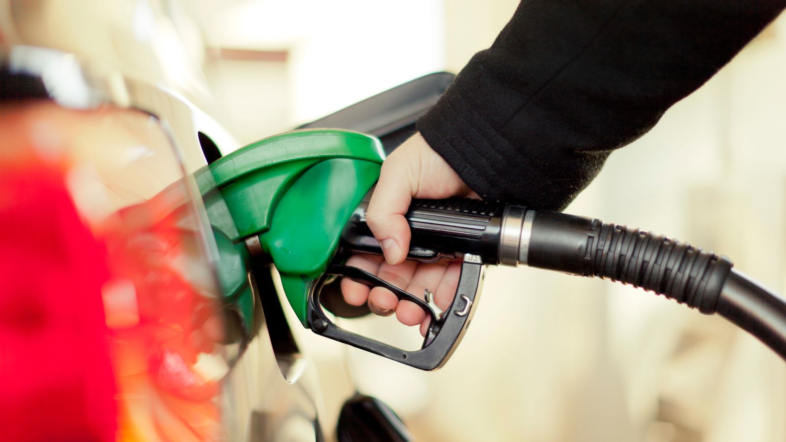 تكلفة المعيشة: أسعار الوقود تسجل أرقاماً قياسية جديدة على الرغم من “انخفاض التكلفة الإجمالية” |  أخبار الأعمال