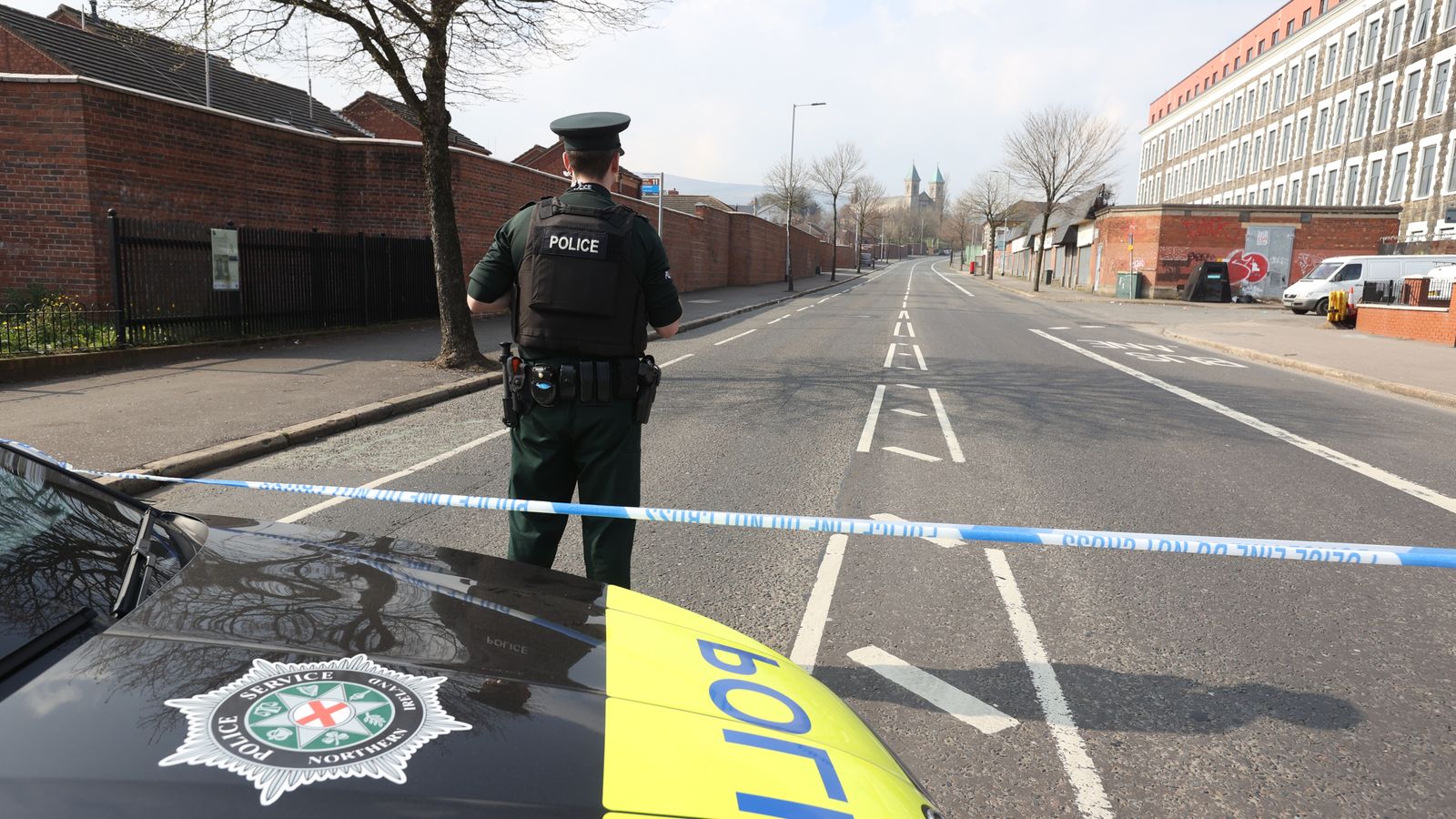 Une femme libérée sous caution après que le ministre irlandais des Affaires étrangères a quitté la scène lors d’un événement pour la paix à Belfast dans une alerte de sécurité canular |  Nouvelles du Royaume-Uni