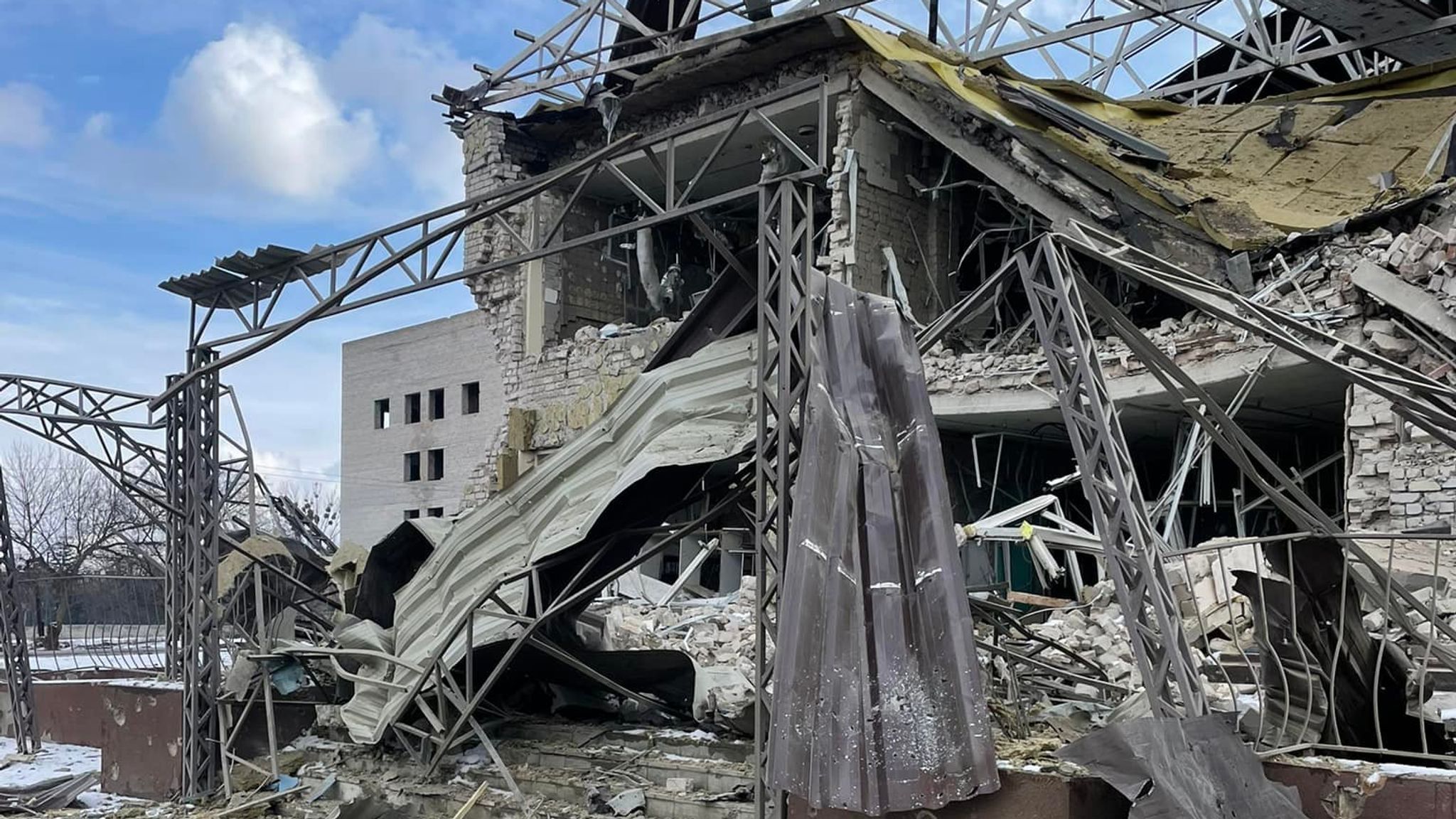 Обстрелы за последние дни. Разрушенное здание. Разрушения на Украине.