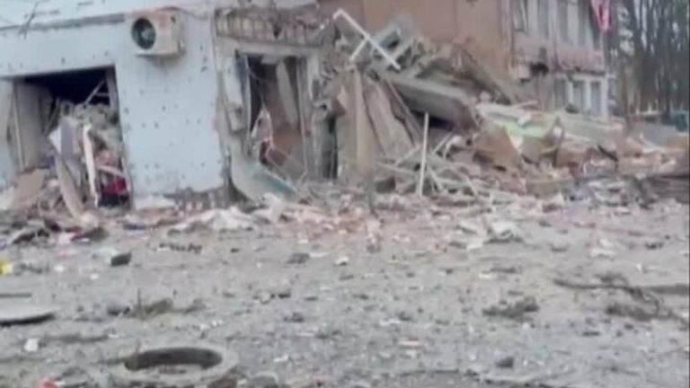 This video shows the aftermath of bombing on the centre of Okhtyrka.