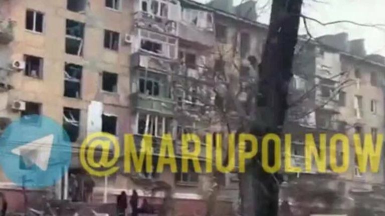 This video shows the aftermath of the attacks carried out on a residential area in Mariupol. 