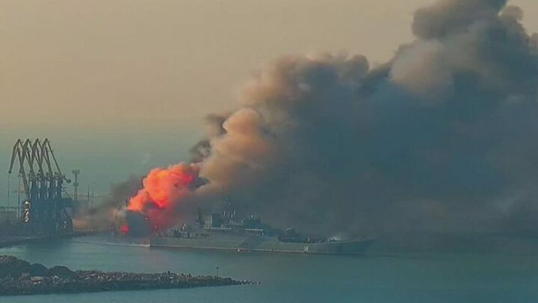 Sky News a localisé et vérifié cette vidéo dans la ville portuaire de Berdiansk.  L'armée ukrainienne a déclaré ce matin qu'un navire russe dans le port avait été détruit. 
