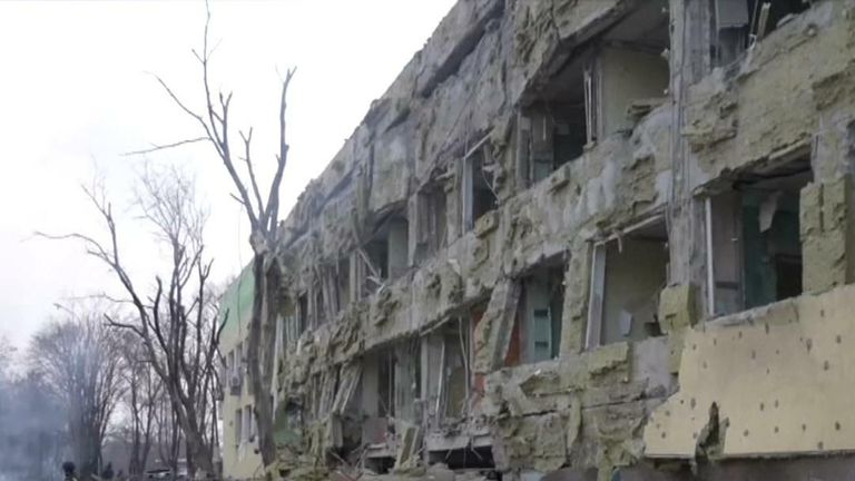 Cette vidéo montre les conséquences d'une frappe aérienne russe qui a frappé une maternité à Marioupol 