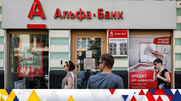 People walk past a branch of Alfa bank in Kiev, Ukraine, August 4, 2016.  REUTERS/Gleb Garanich