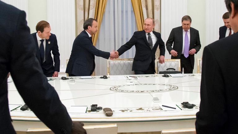 Владимир Путин обменивается рукопожатием с Аркадием Дворковичем (слева) в апреле 2018 года. Фото: AP