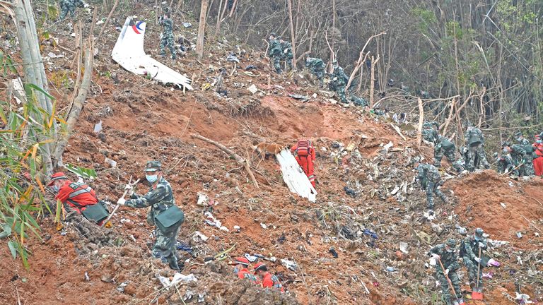 Les sauveteurs recherchent les boîtes noires sur un site d'accident d'avion dans le comté de Tengxian à Wuzhou, région autonome Zhuang du Guangxi, Chine le 22 mars 2022. Un avion de passagers de China Eastern Airlines, vol MU5735, s'est écrasé lundi à flanc de montagne.  Zhou Hua/Xinhua via REUTERS À L'ATTENTION DES ÉDITEURS - CETTE IMAGE A ÉTÉ FOURNIE PAR UN TIERS.  CHINE OUT.  AUCUNE REVENTE.  PAS D'ARCHIVES.