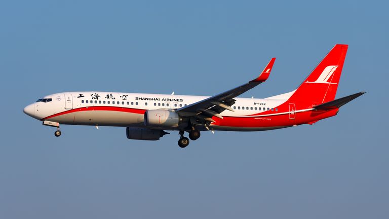 A Shanghai Airlines Boeing 737-800