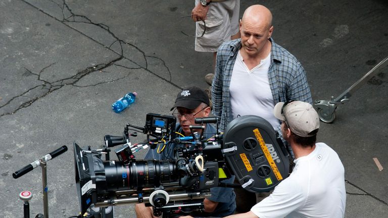 Bruce Willis, centre pendant une pause du tournage de son film A Good Day to Die Hard en 2012. Photo : AP