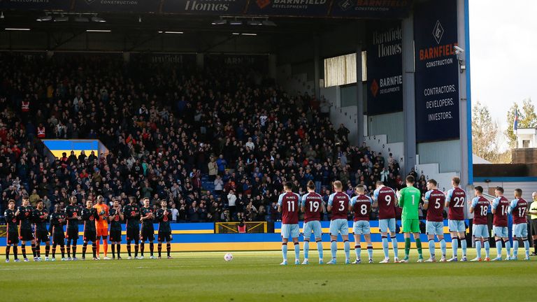 A minute&#39;s silence was held before kick-off at Turf Moor but some Chelsea fans chanted for outgoing Russian club owner Roman Abramovich