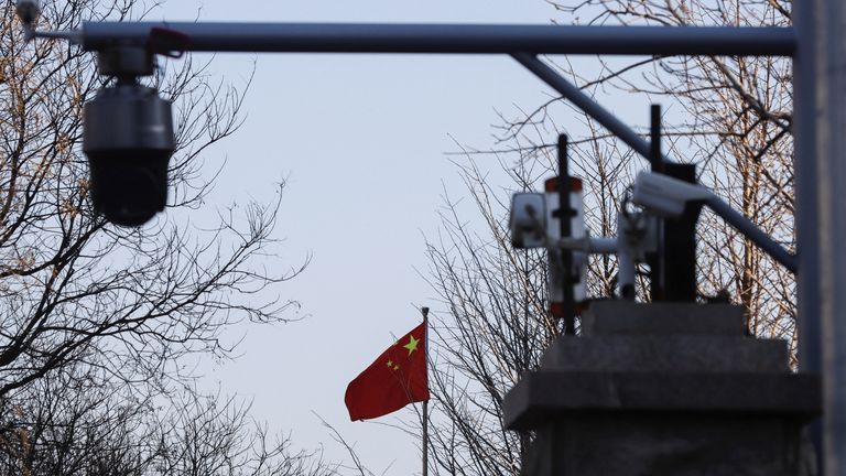 Avustralyalı gazeteci Cheng Lei'nin 31 Mart 2022'de Çin'in başkenti Pekin'de devlet sırları suçlamasıyla yargılanmasının beklendiği Pekin 2 Nolu Orta Halk Mahkemesi'nin dışındaki güvenlik kameralarının yakınında bir Çin bayrağı görülüyor. REUTERS/Floransa Lo