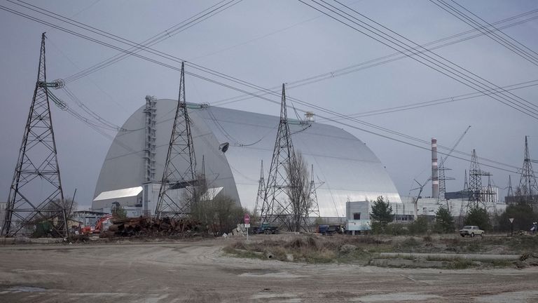 Une structure de confinement sûre au-dessus de l'ancien sarcophage recouvrant le quatrième réacteur endommagé du site de Tchernobyl.  Photo de fichier