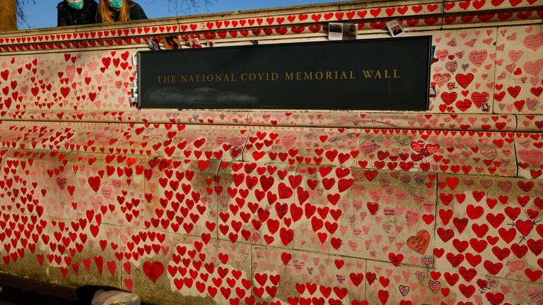 Les gens regardent par-dessus le Covid Memorial Wall à Londres, le vendredi 14 janvier 2022. 