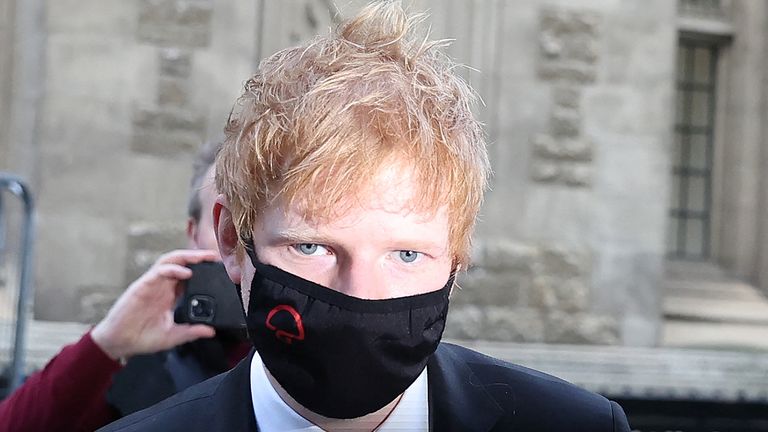 وصل الملحن Ed Sheeran إلى Rolls Building في لندن للتحقق من حقوق الطبع والنشر لأغنيته 'Shape of You'