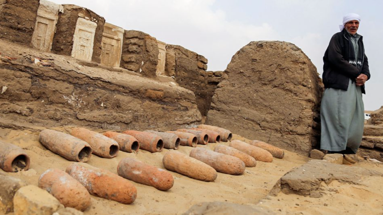 تم العثور على خمسة مقابر في منطقة سقارة بالجيزة ، مصر