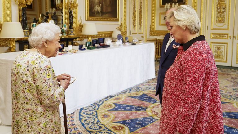 2230 Prohibido El jueves 24 de marzo, la reina Isabel II se une a Pamela Harper (derecha) y al Dr. Peter Harper en la empresa artesanal británica Holcione Dass en Fort, Berkshire.  Imagen Fecha: miércoles 23 de marzo de 2022.