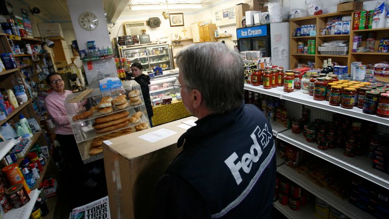 Un chauffeur FedEx livre un colis à une épicerie new-yorkaise.  Photo : AP