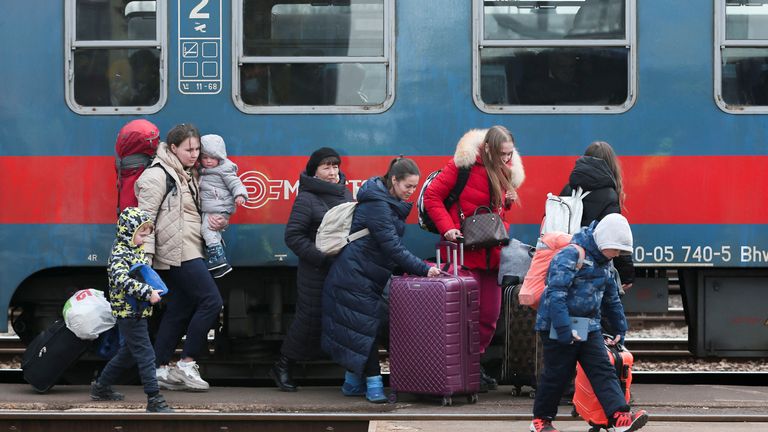 People fleeing Russia&#39;s invasion of Ukraine arrive at the train station in Zahony, Hungary March 3, 2022. REUTERS/Bernadett Szabo
