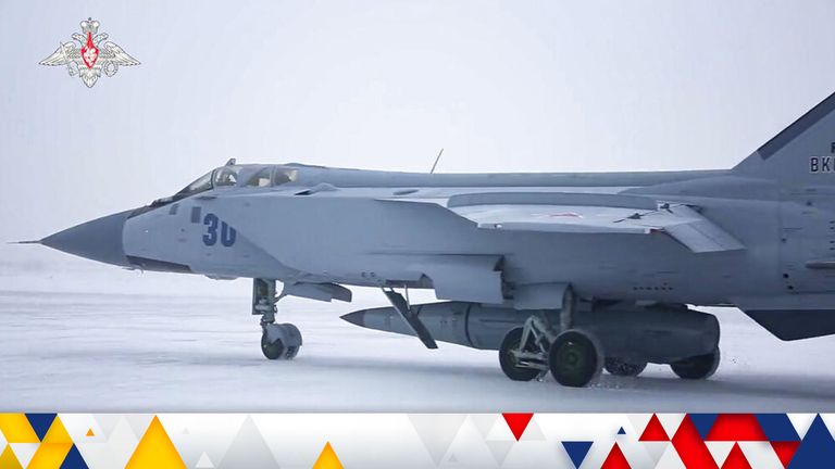 19 Şubat 2022 Cumartesi günü Rusya Savunma Bakanlığı Basın Servisi tarafından sağlanan videodan alınan bu fotoğraf, askeri tatbikatlar sırasında bir hava sahasına park edilmiş bir Kinzhal hipersonik seyir füzesini taşıyan Rus hava kuvvetlerine ait bir MiG-31K savaş uçağını gösteriyor.  Rus ordusu Cuma günü stratejik nükleer güçlerinin büyük çaplı tatbikatlarını duyurdu.  Rusya Devlet Başkanı Vladimir Putin, kıtalararası balistik füze denemelerinin birden fazla lansmanını içerecek olan Cumartesi günkü tatbikatı bizzat denetleyecek.