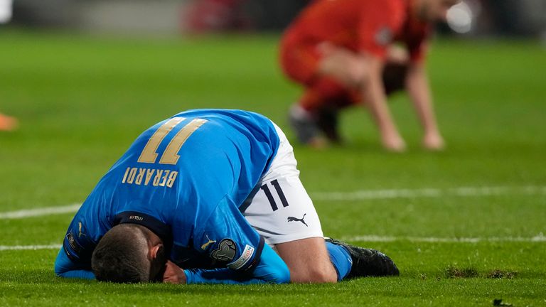 İtalya'nın Domenico Berardi, İtalya ile Kuzey Makedonya arasındaki Dünya Kupası eleme play-off maçında gol şansını kaçırdıktan sonra diz çöktü.